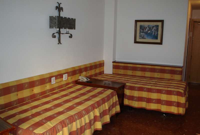 توريمولينوس Hotel Apartamentos Bajondillo المظهر الخارجي الصورة Two beds in a hotel room