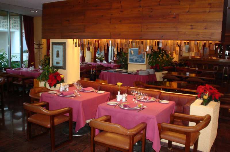 توريمولينوس Hotel Apartamentos Bajondillo المظهر الخارجي الصورة Interior of a restaurant in Madrid