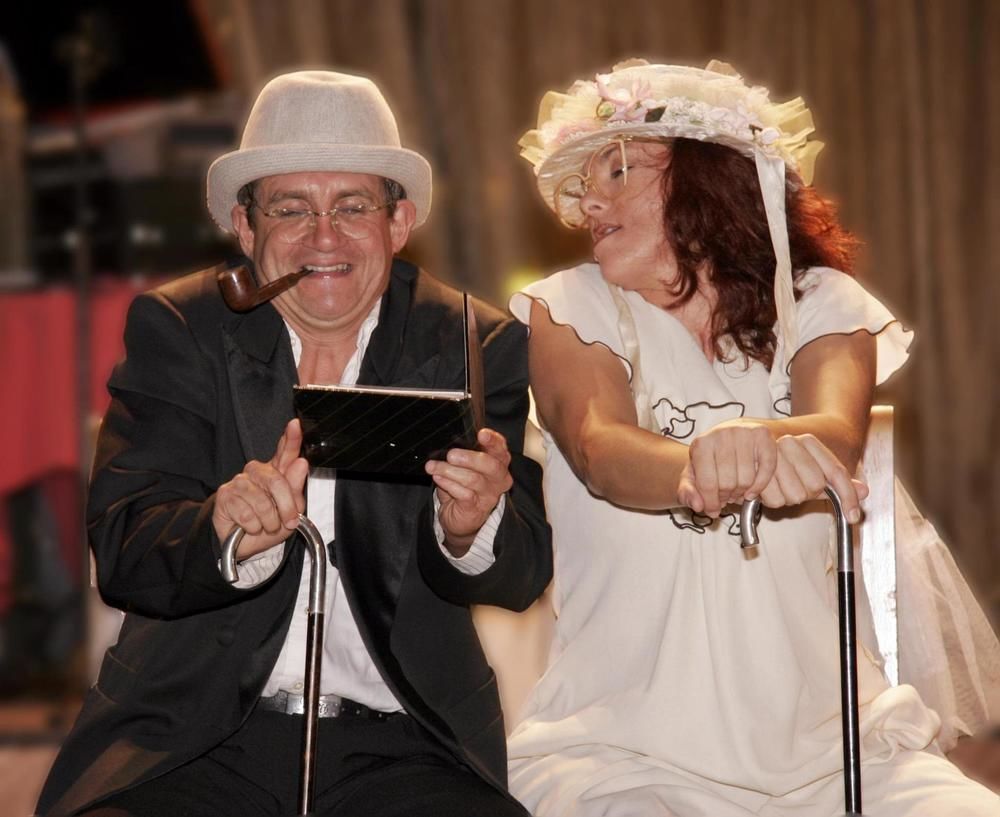 توريمولينوس Hotel Apartamentos Bajondillo المظهر الخارجي الصورة The wedding of the old couple