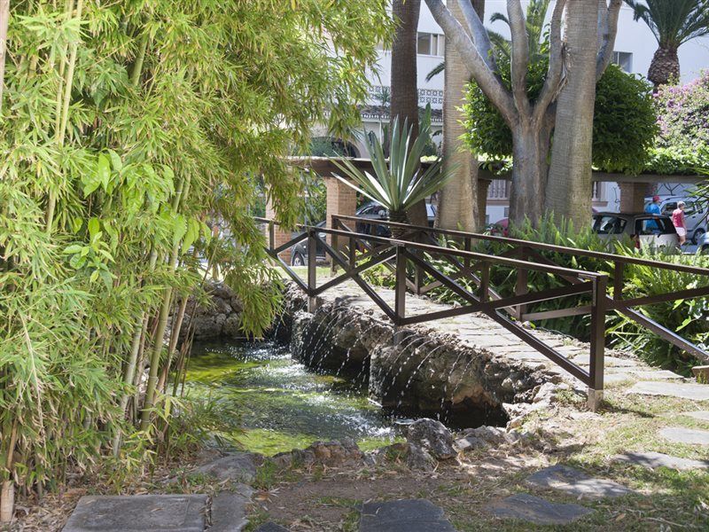 توريمولينوس Hotel Apartamentos Bajondillo المظهر الخارجي الصورة The fountain of the old town