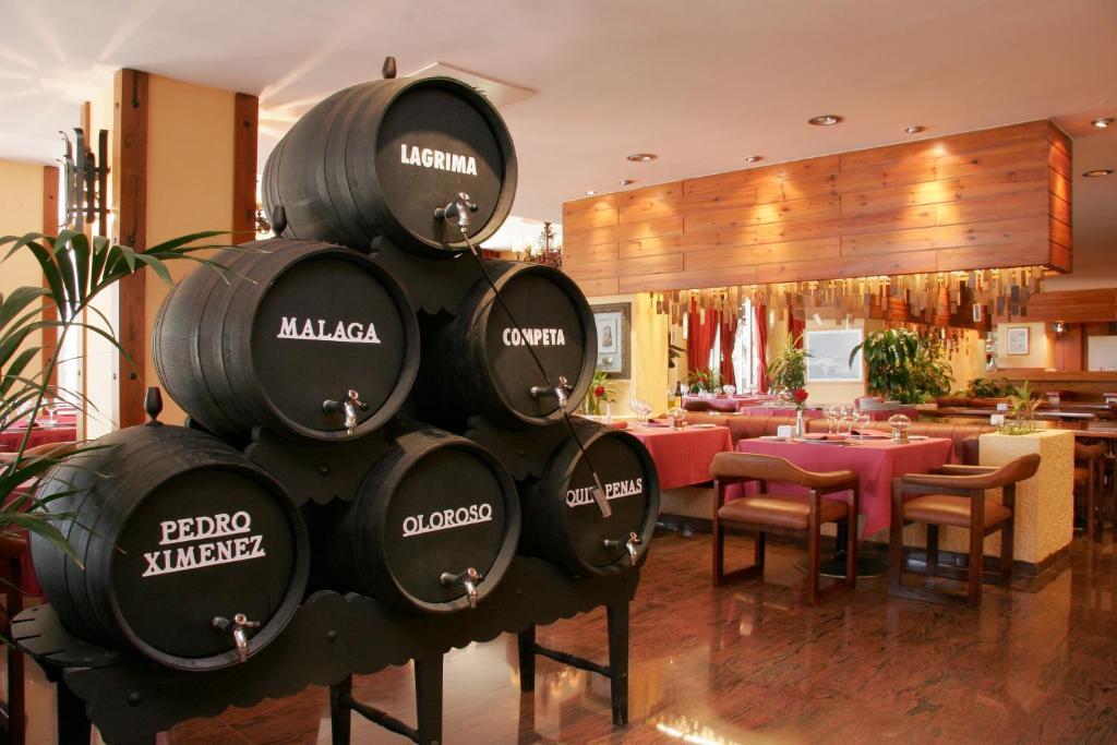 توريمولينوس Hotel Apartamentos Bajondillo المظهر الخارجي الصورة A restaurant in Málaga, Spain.