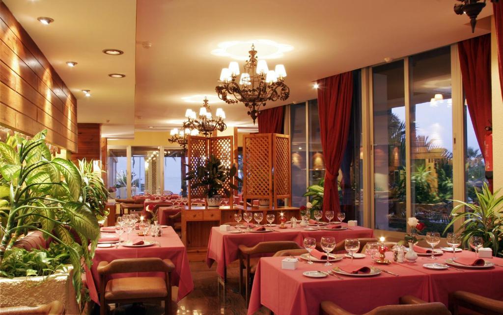 توريمولينوس Hotel Apartamentos Bajondillo المظهر الخارجي الصورة Interior of a restaurant