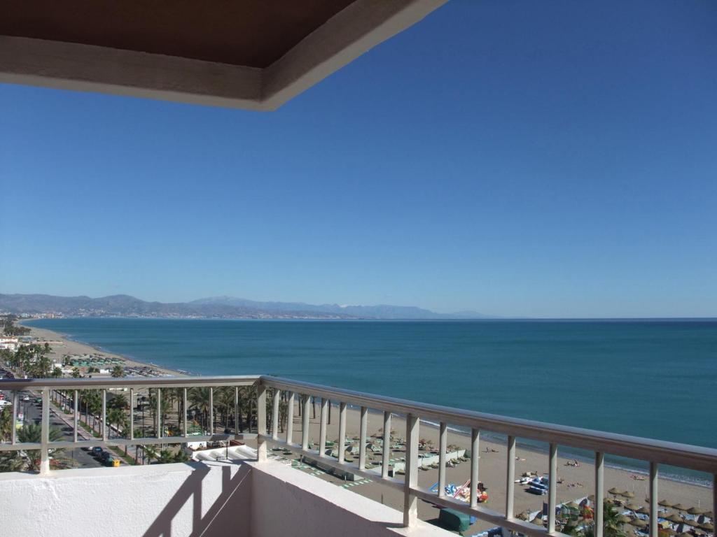 توريمولينوس Hotel Apartamentos Bajondillo المظهر الخارجي الصورة The sea from the balcony of a room at the hotel
