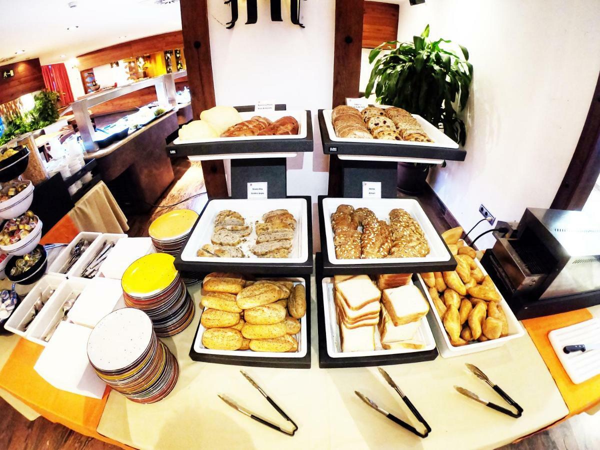 توريمولينوس Hotel Apartamentos Bajondillo المظهر الخارجي الصورة Breakfast buffet at a hotel