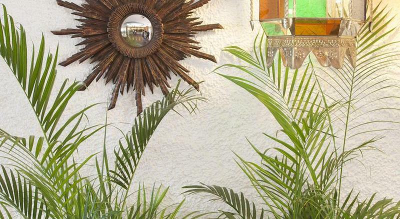 توريمولينوس Hotel Apartamentos Bajondillo المظهر الخارجي الصورة Detail of a house in Ibiza