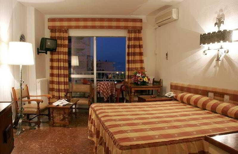 توريمولينوس Hotel Apartamentos Bajondillo المظهر الخارجي الصورة A room at the hotel